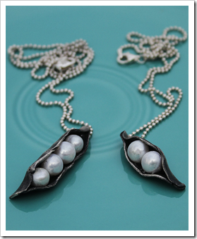 Vintage-Pearl-peas-in-a-pod-necklace