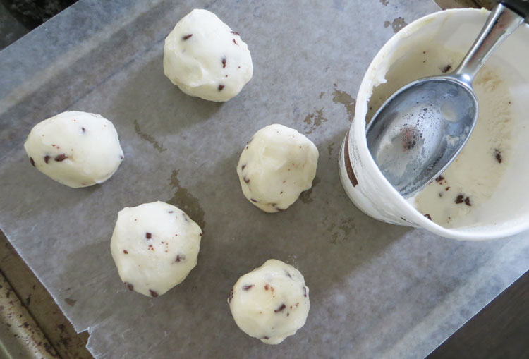 make-balls-of-ice-cream