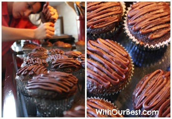 frosting cupcakes chocolate
